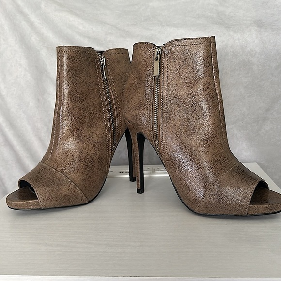 Leah Booties - Picture 5 of 7